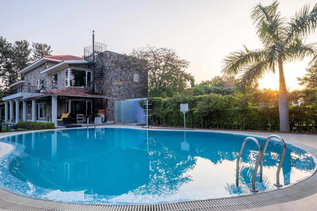 Stayvista At The Banyan Abode With Pool Table, Pet Friendly & Outdoor Pool Manesar Exterior foto